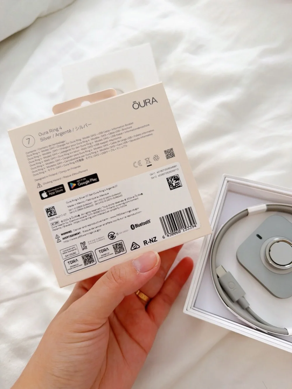 Oura Ring 4 Silver Box with Charging Dock-Size 7 - Picture 6 of 6